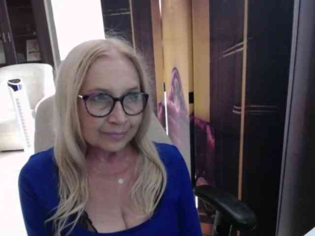 BlondeSofia webcam