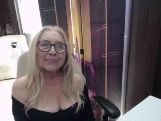 BlondeSofia webcam