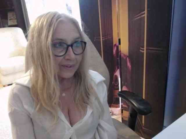BlondeSofia webcam