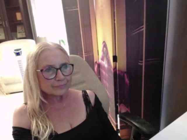BlondeSofia webcam