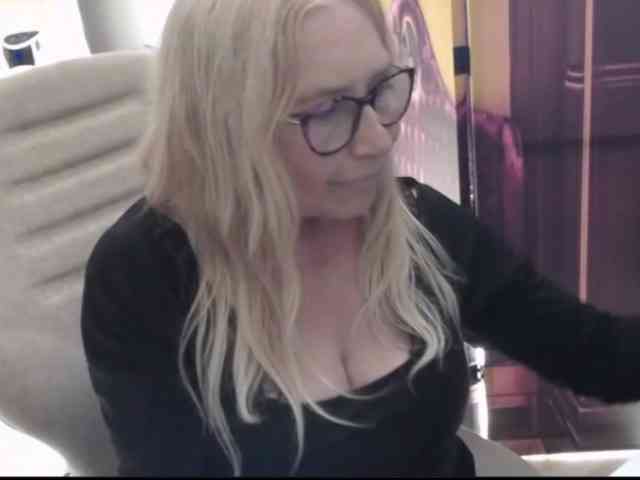BlondeSofia webcam