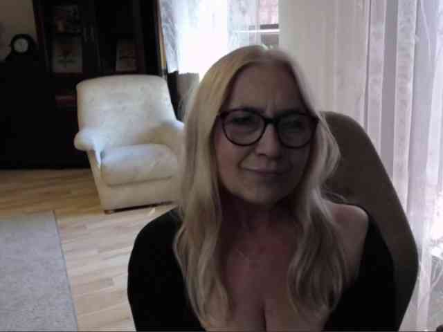 BlondeSofia webcam