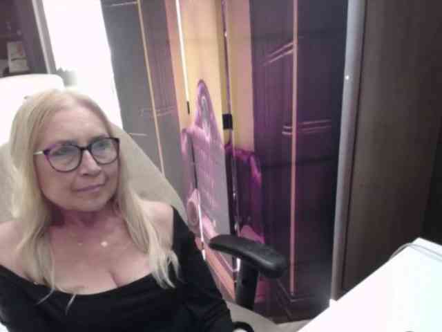 BlondeSofia webcam