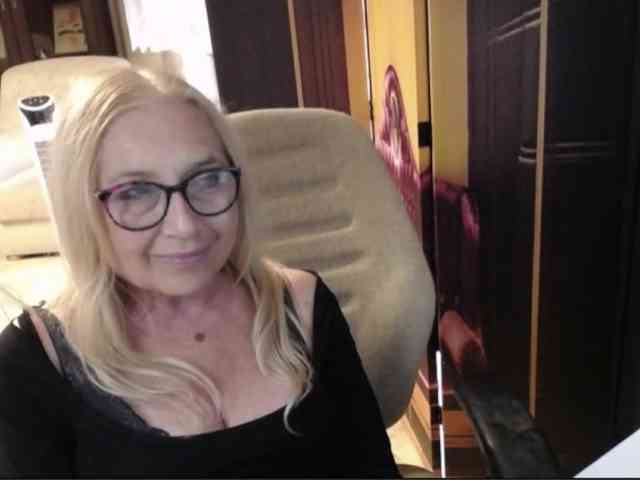 BlondeSofia webcam