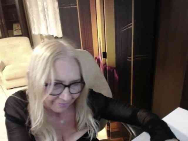 BlondeSofia webcam
