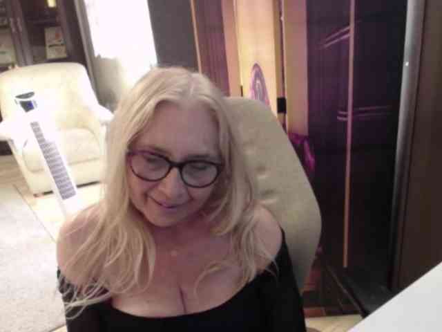 BlondeSofia webcam