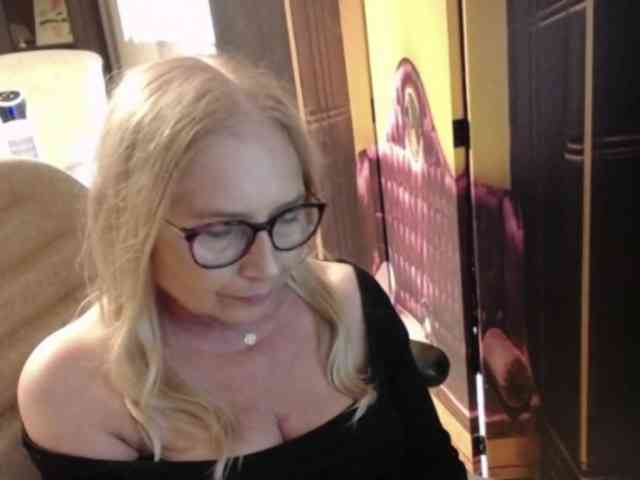 BlondeSofia webcam