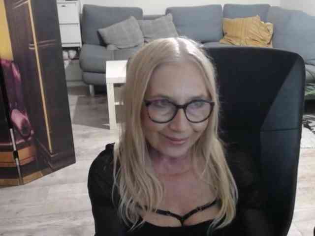 BlondeSofia webcam