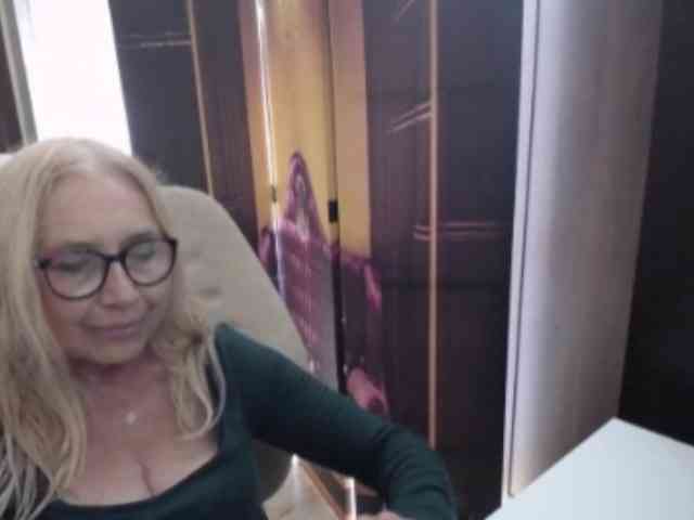BlondeSofia webcam