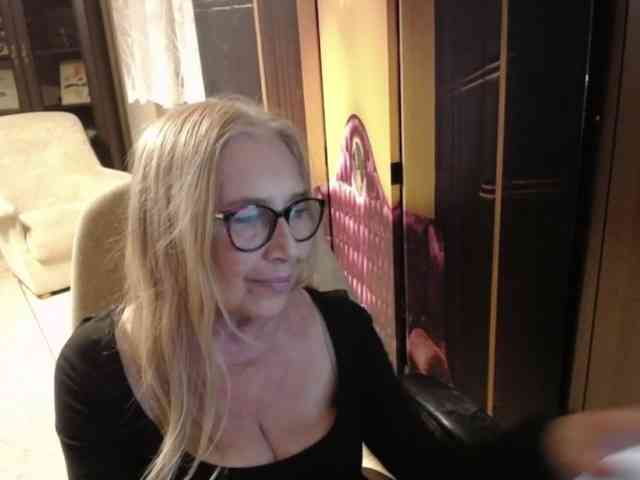 BlondeSofia webcam