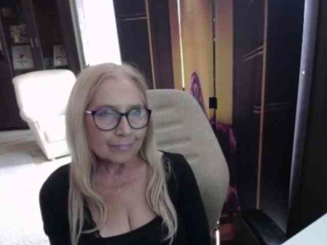 BlondeSofia webcam