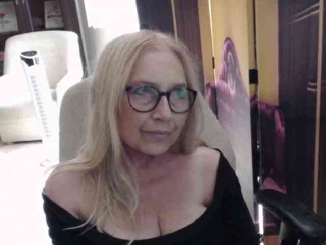 BlondeSofia webcam