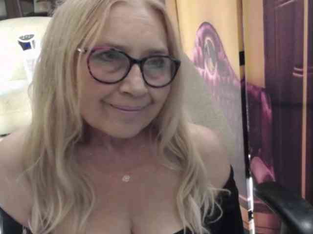 BlondeSofia webcam
