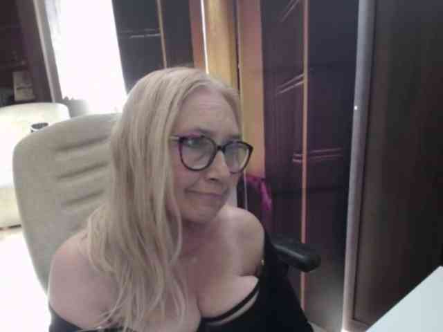 BlondeSofia webcam