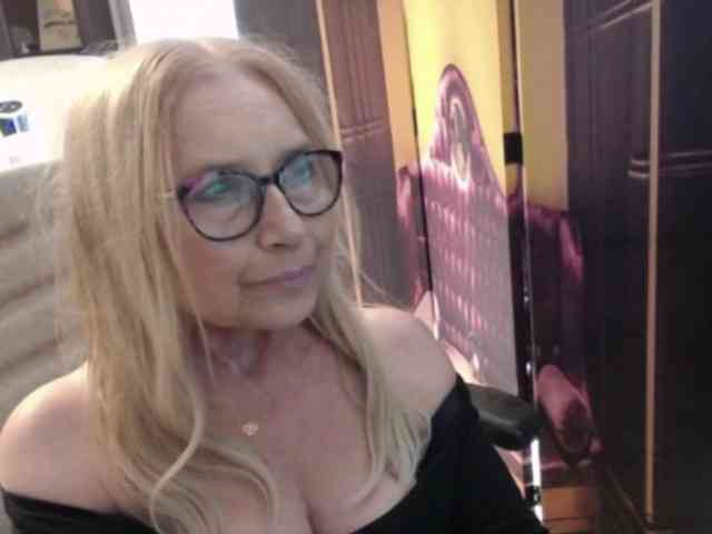 BlondeSofia webcam