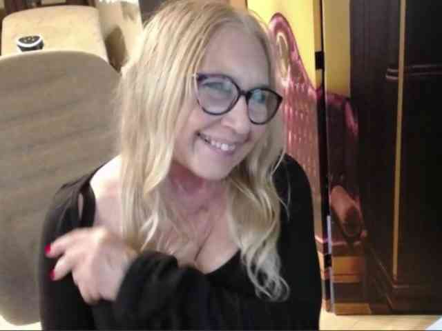BlondeSofia webcam