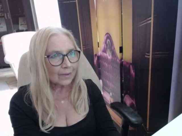BlondeSofia webcam