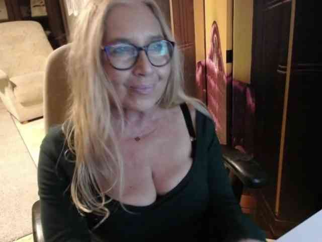 BlondeSofia webcam