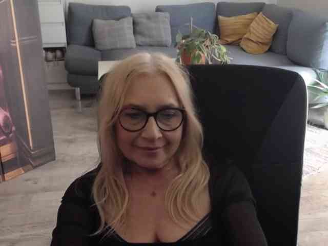 BlondeSofia webcam