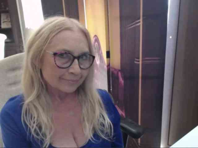 BlondeSofia webcam