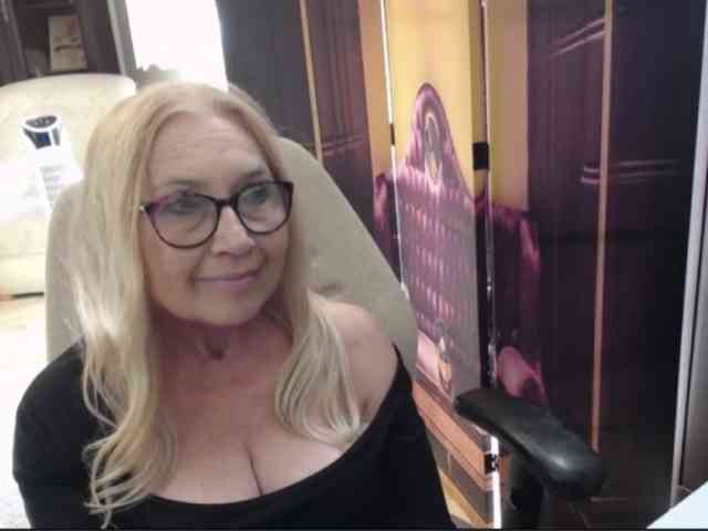 BlondeSofia webcam