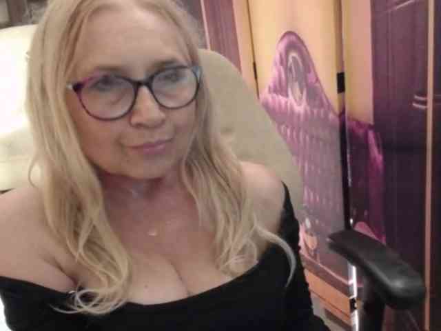 BlondeSofia webcam