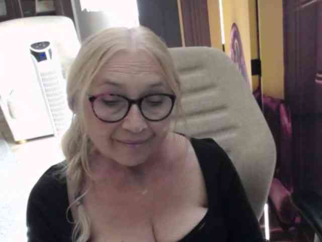 BlondeSofia webcam