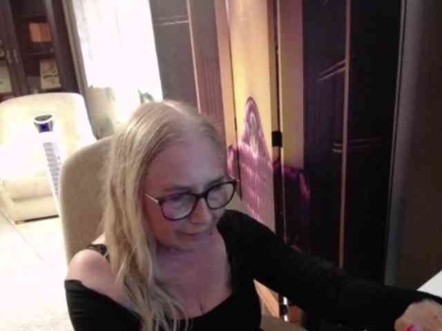 BlondeSofia webcam
