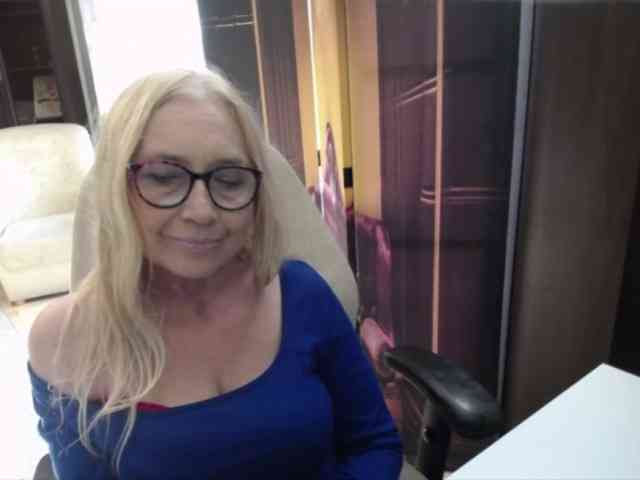 BlondeSofia webcam