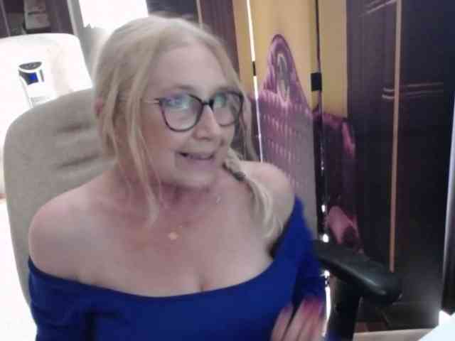 BlondeSofia webcam