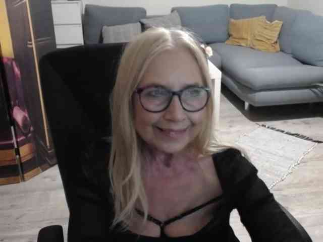 BlondeSofia webcam