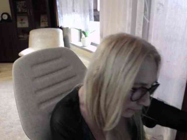 BlondeSofia webcam