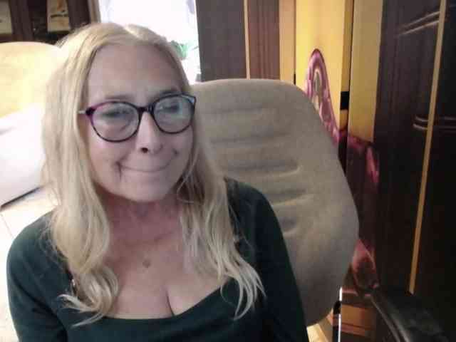 BlondeSofia webcam