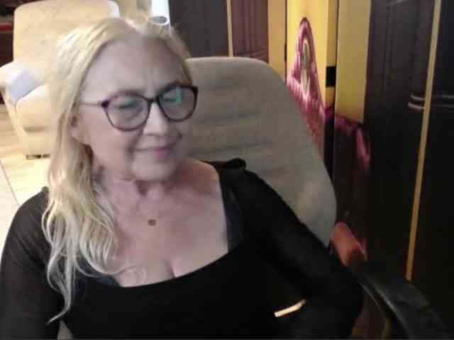 BlondeSofia webcam