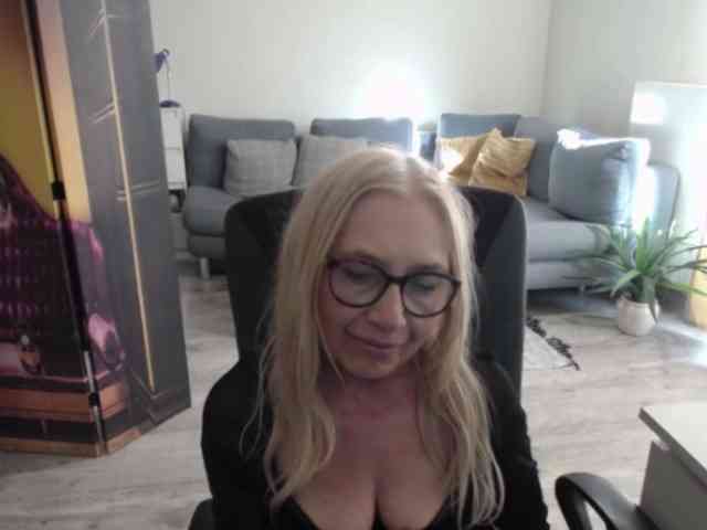 BlondeSofia webcam