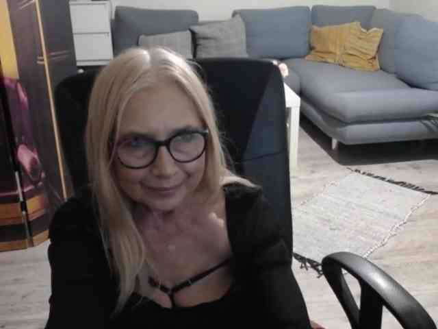 BlondeSofia webcam