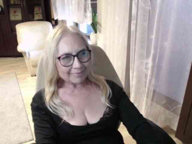 BlondeSofia webcam