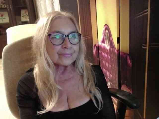 BlondeSofia webcam