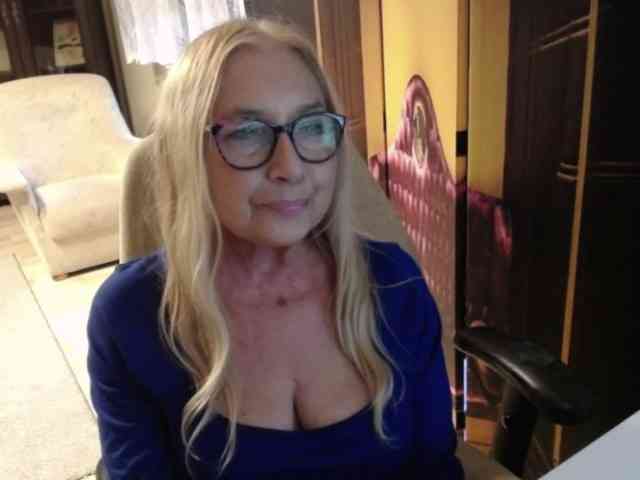 BlondeSofia webcam