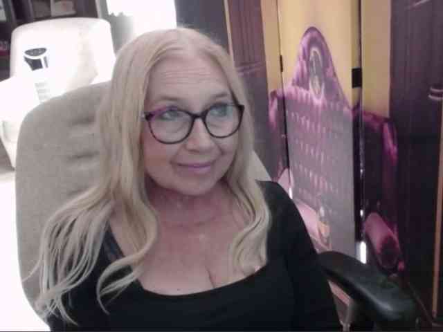 BlondeSofia webcam