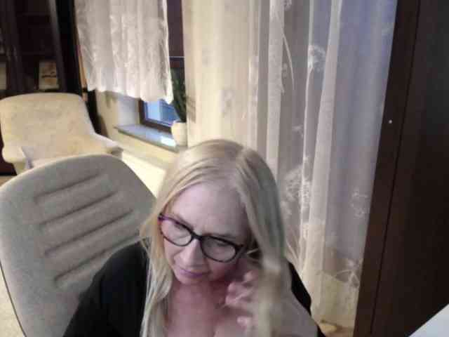 BlondeSofia webcam