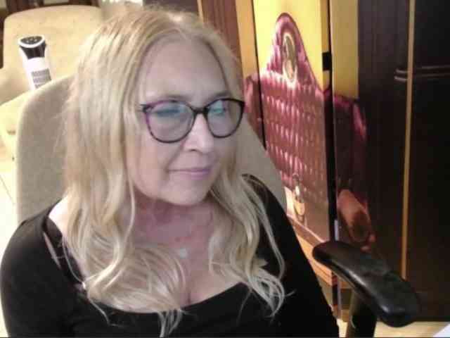 BlondeSofia webcam