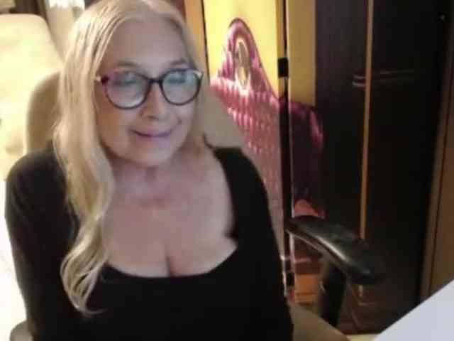 BlondeSofia webcam