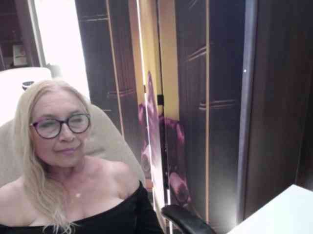 BlondeSofia webcam