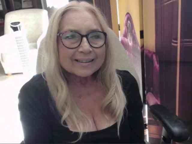 BlondeSofia webcam