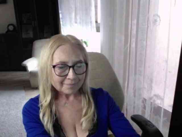 BlondeSofia webcam