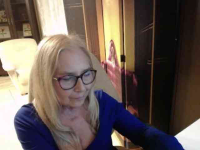 BlondeSofia webcam