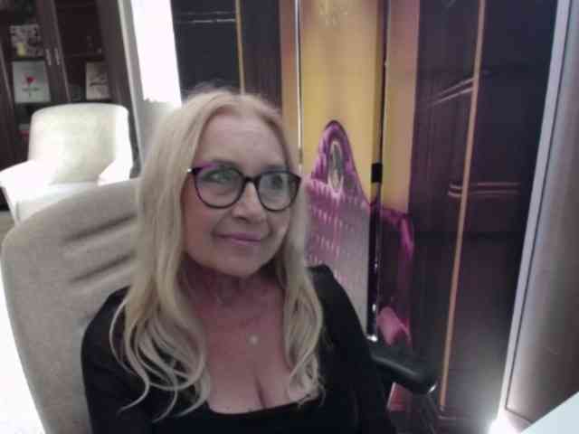 BlondeSofia webcam