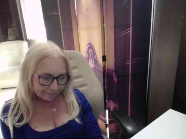 BlondeSofia webcam