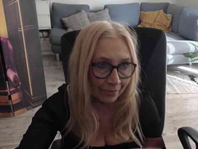 BlondeSofia webcam